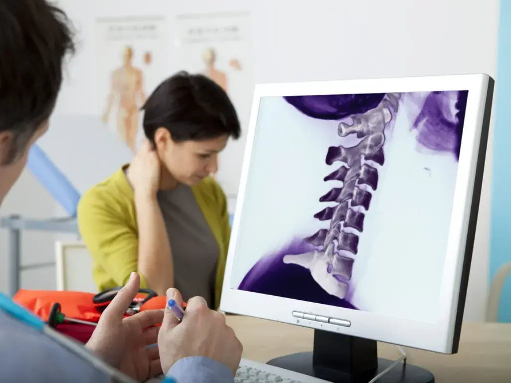 doctor discussing with a woman about spinal injury legal services